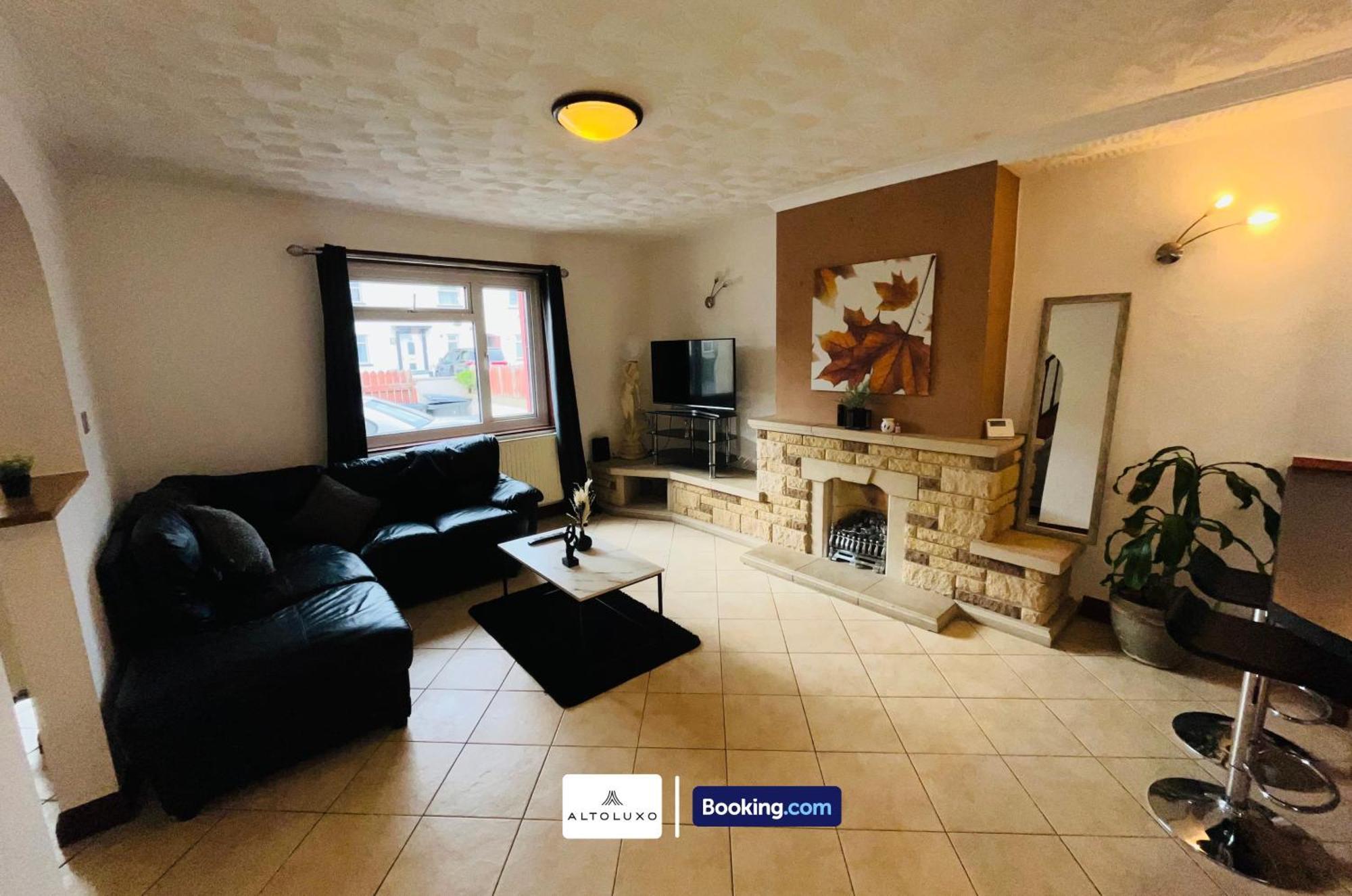 The European 3 Bedroom House By Altoluxoexperience Short Lets & Serviced With Free Parking Holiday home