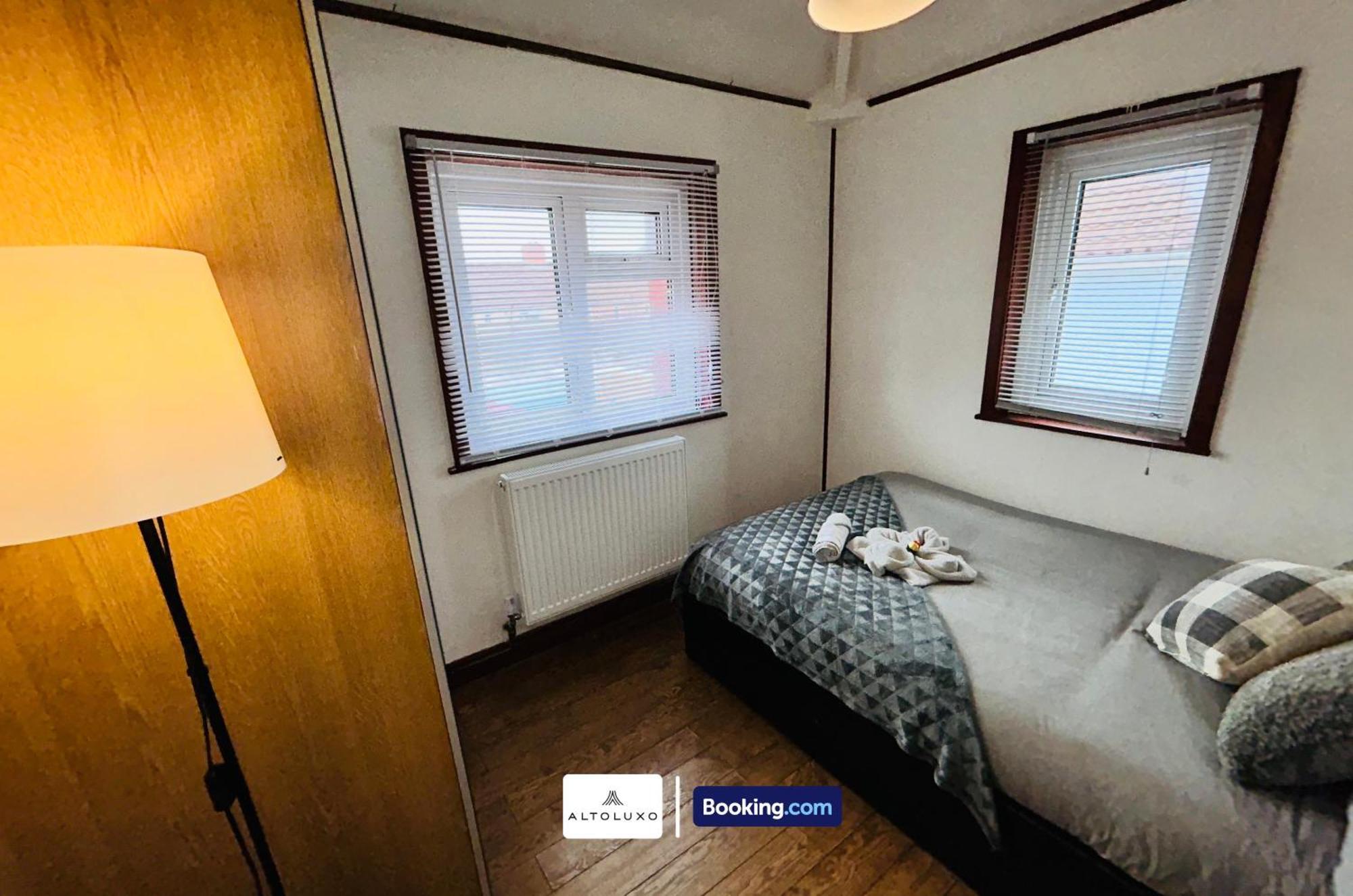 The European 3 Bedroom House By Altoluxoexperience Short Lets & Serviced With Free Parking Holiday home *