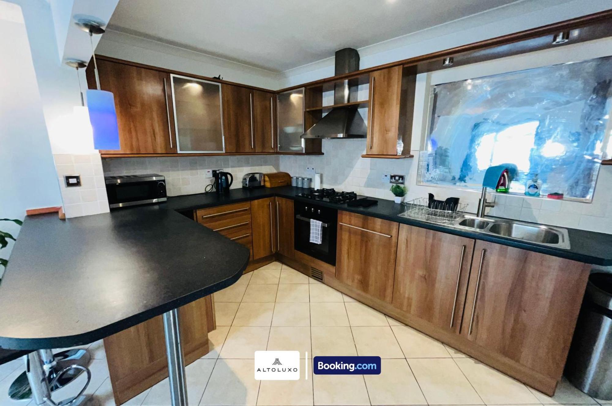 Holiday home The European 3 Bedroom House By Altoluxoexperience Short Lets & Serviced With Free Parking *