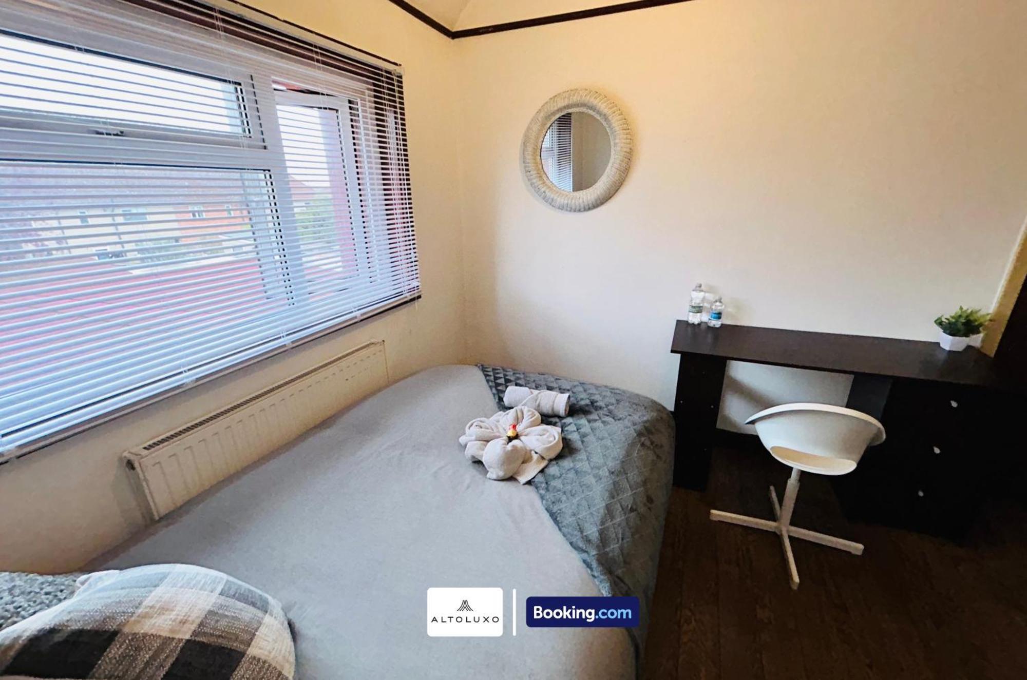 The European 3 Bedroom House By Altoluxoexperience Short Lets & Serviced With Free Parking *
