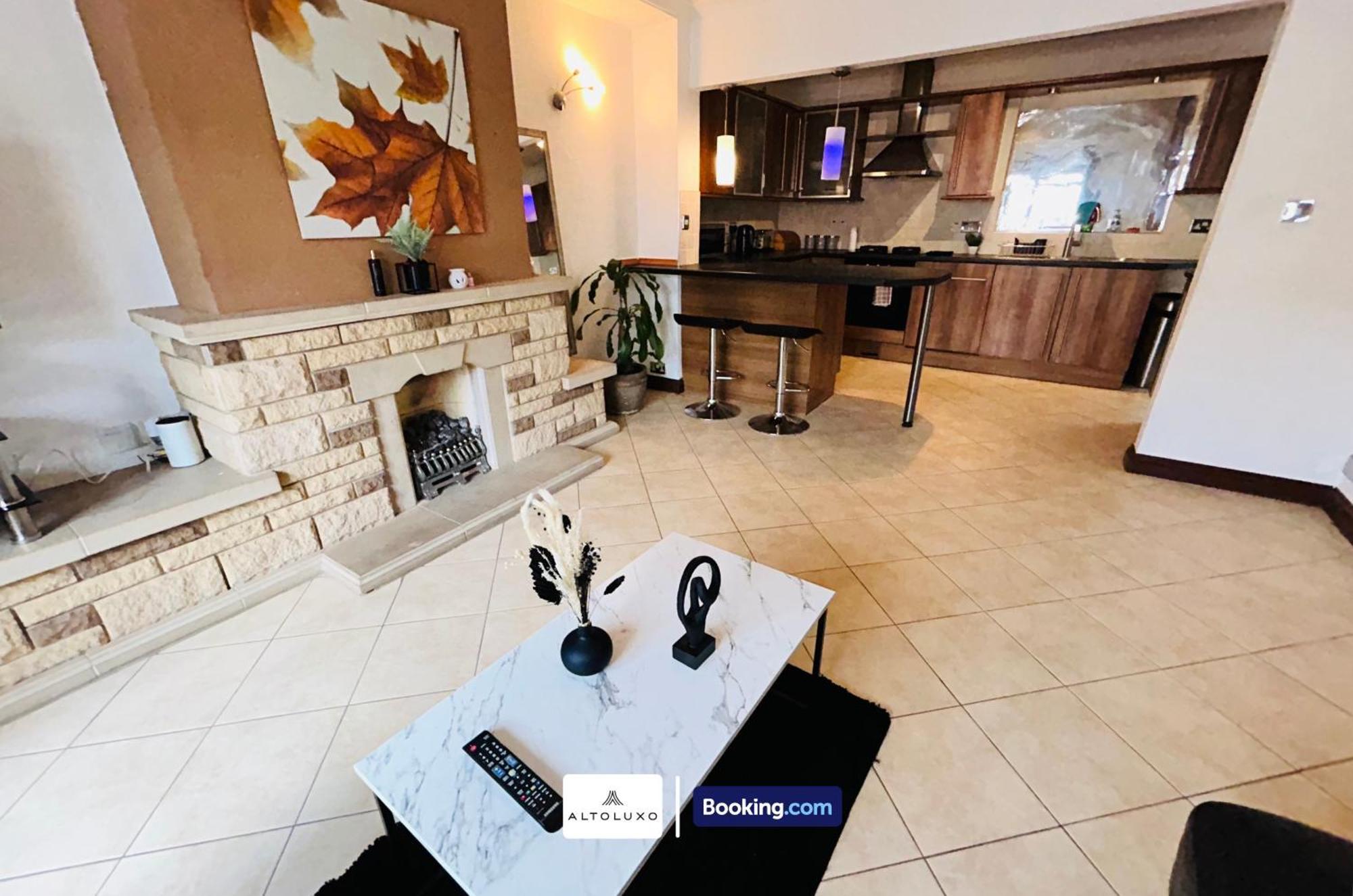 The European 3 Bedroom House By Altoluxoexperience Short Lets & Serviced With Free Parking Feriehus