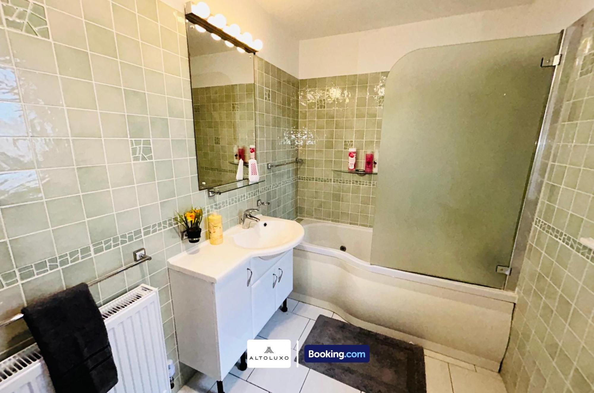 The European 3 Bedroom House By Altoluxoexperience Short Lets & Serviced With Free Parking Feriehus *
